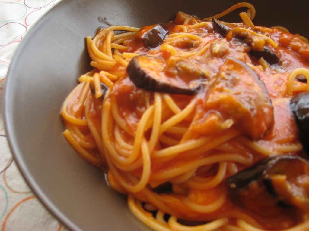 Spaghetti z sosem pomidorowym i grillowanym bakłażanem