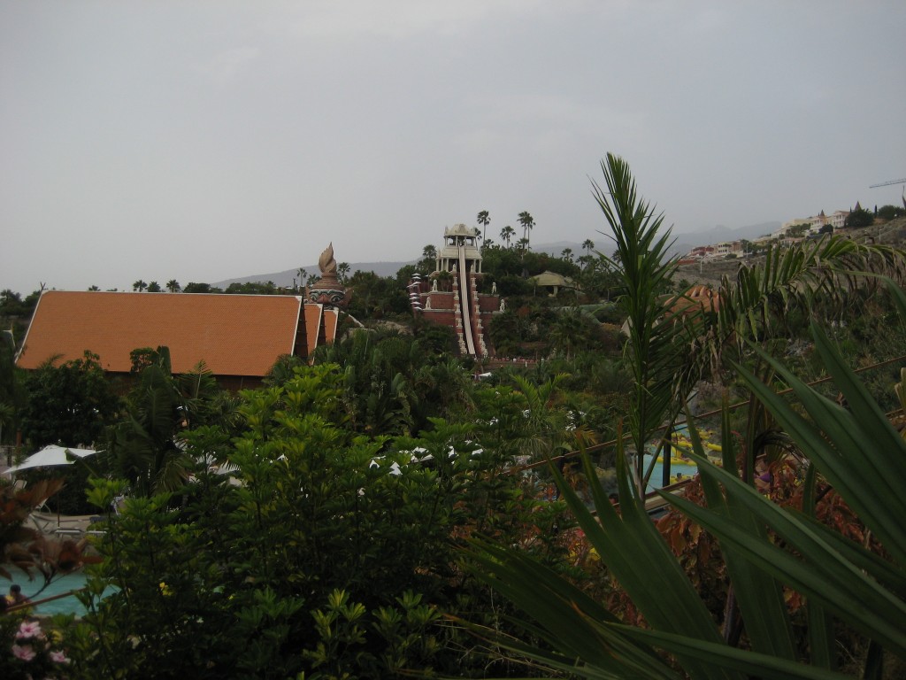 W oddali zjeżdżalnia Tower of Power w Siam Park