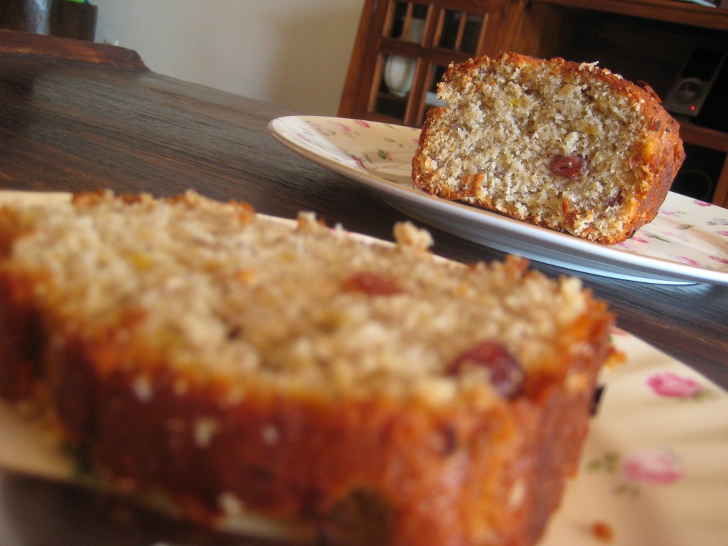 Chlebek bananowy z kokosem i żurawiną