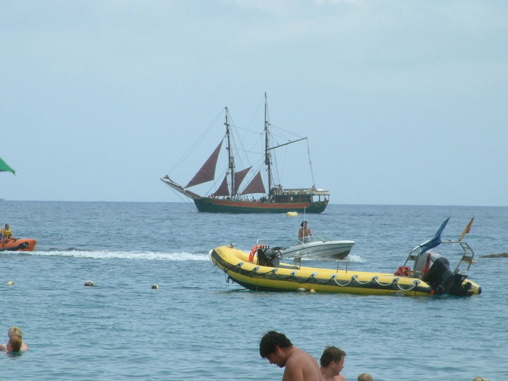 Statek przy plaży Las Vistas w Los Cristianos